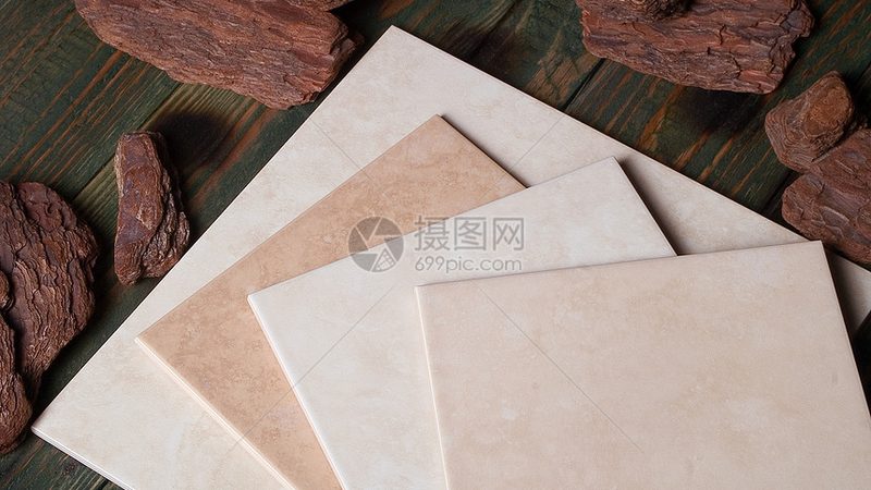 微晶石背景墙，顾名思义，是以微晶玻璃为主要材料制成的装饰墙。它具有以下特点：